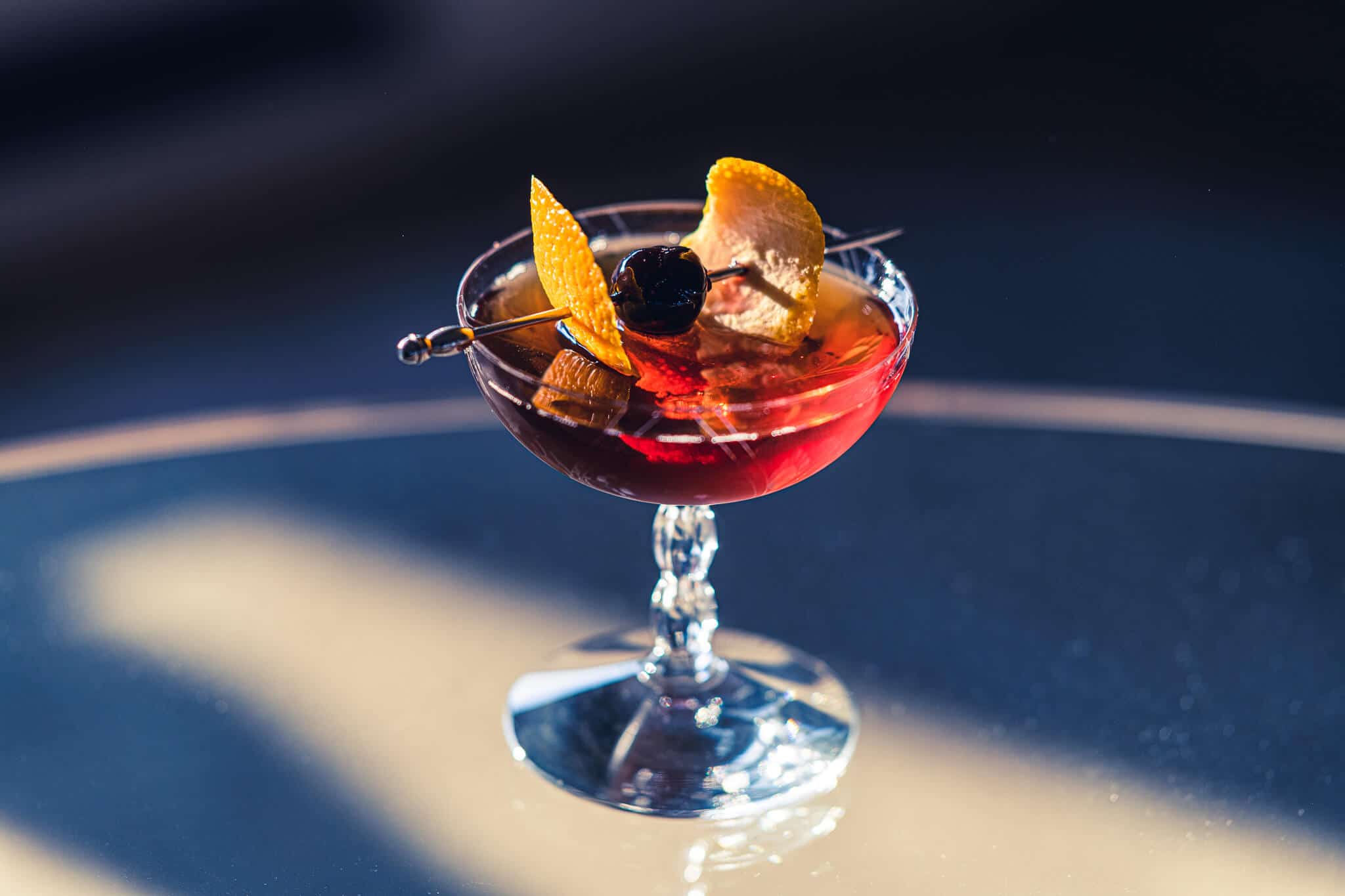 Cocktail Manhattan có ba yếu tố chính là vị đậm đà, vị ngọt và vị đắng để cân bằng hương vị tinh tế cho thức uống.